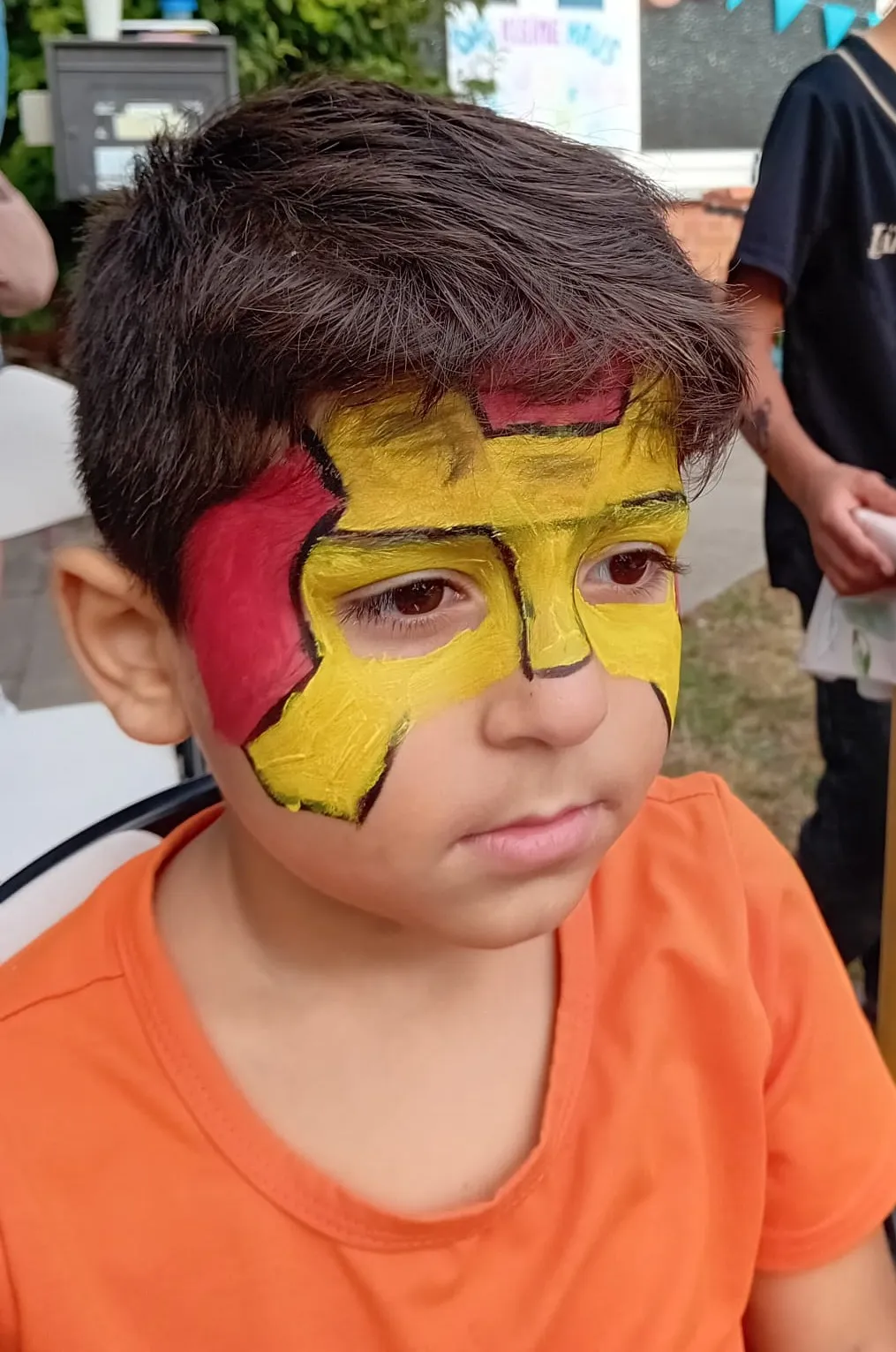 Kind mit Gesichtsbemalung beim Sommerfest